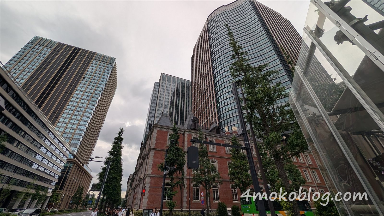 丸の内の街並み。赤レンガの三菱一号館と高層ビル