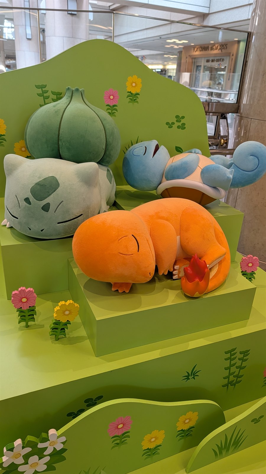 フシギダネ・ゼニガメ・ヒトカゲのぬいぐるみがすやすや眠る展示