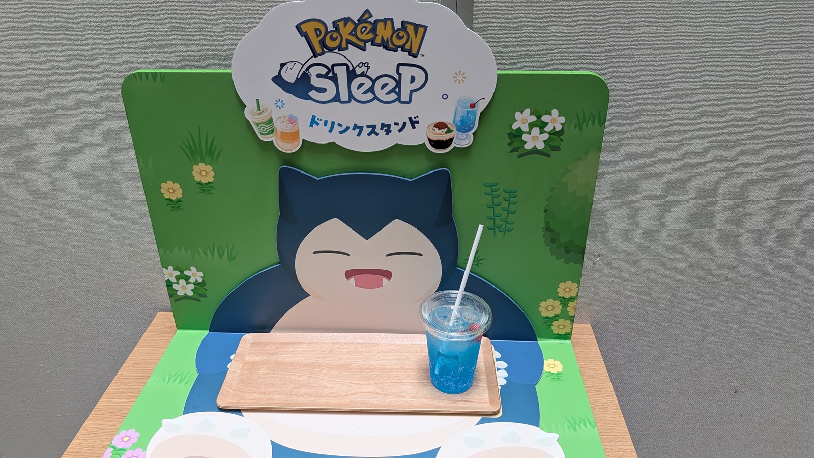ポケモンスリープのドリンクスタンド。カビゴンのパネルの前に青いドリンク